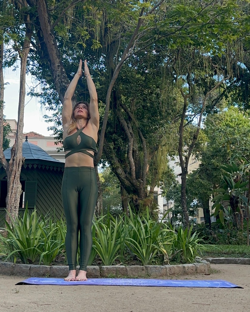 Posturas de Yoga com Azra Gvozdar, agende na A Grande Roda.