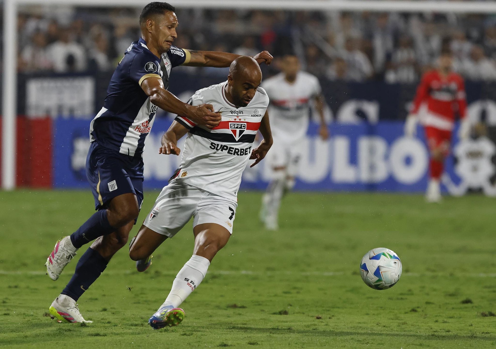 Lucas alivia torcida do São Paulo após dor no joelho: 