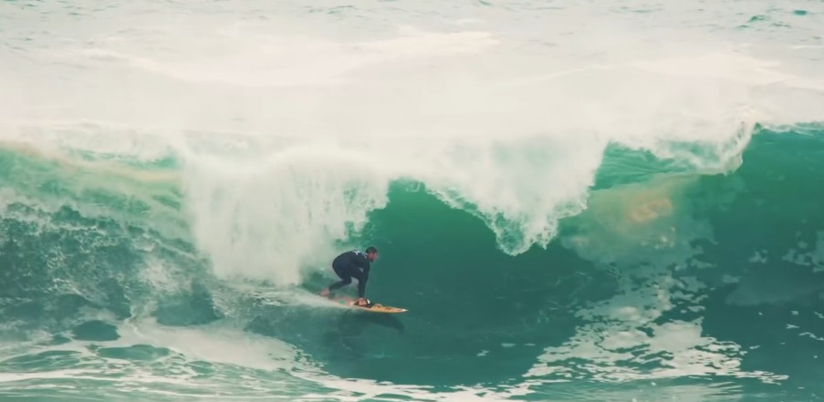No dia do aniversário, Lucas Chumbo é campeão do Itacoatiara Big Wave ao lado de Pedro Scooby