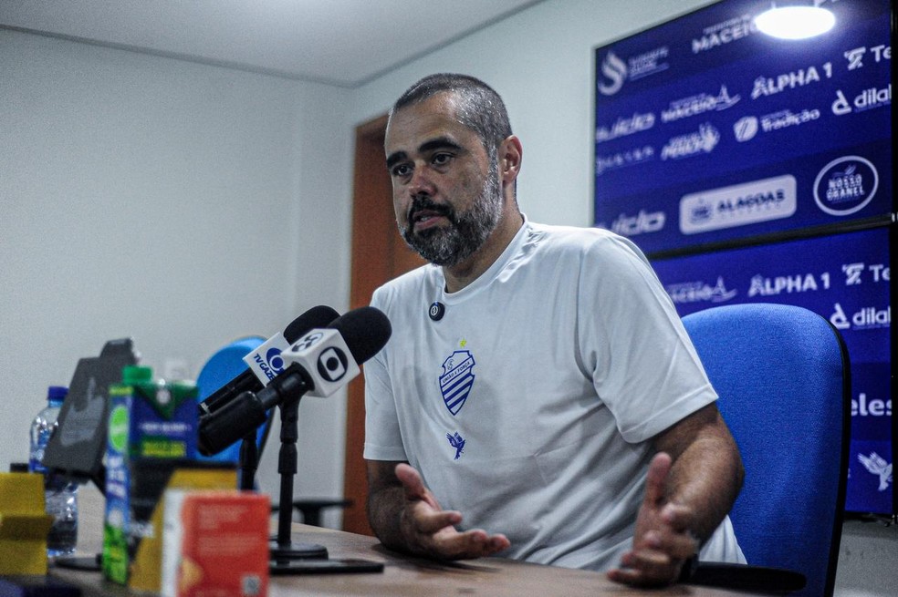 Carlos Bonatelli confirma negociação com Everton Heleno