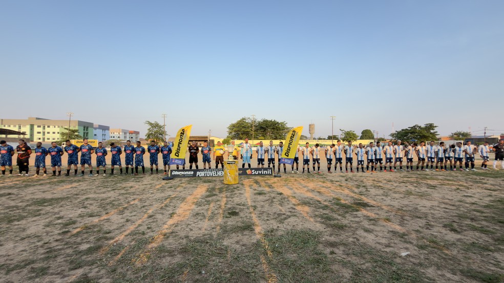 Equipes de Esportivo e Galácticos perfiladas antes da final — Foto: Divulgação/Várzea Forte