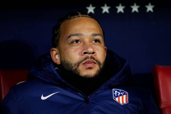 Corinthians planeja contratar Depay com investimento de patrocinadora e estabelece prazo.