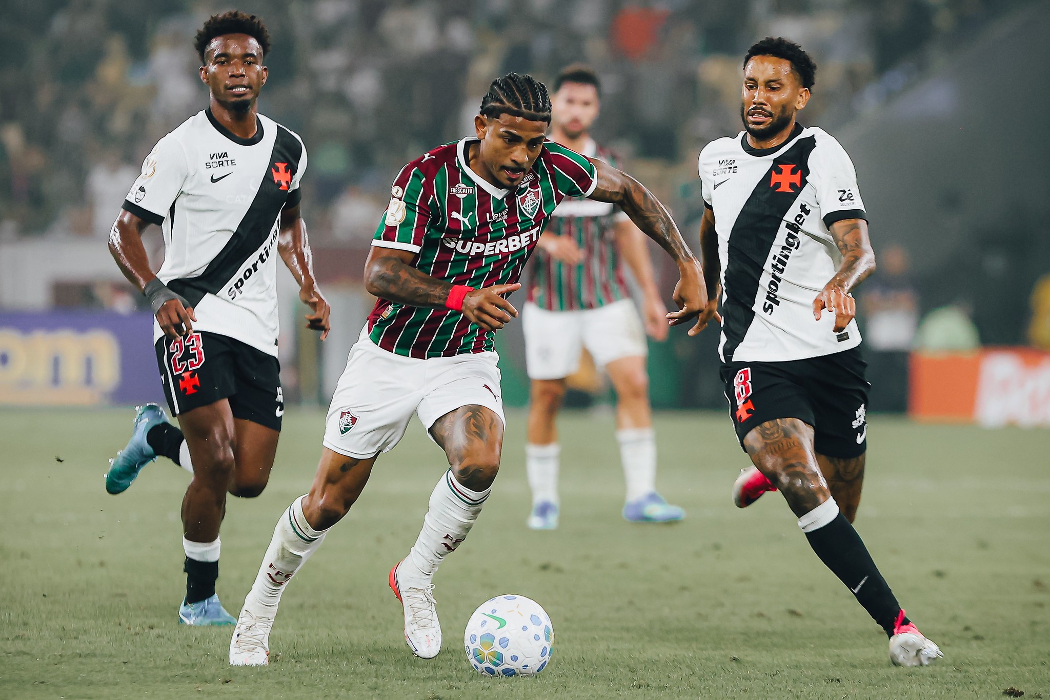Fluminense perde John Kennedy por lesão grave no joelho