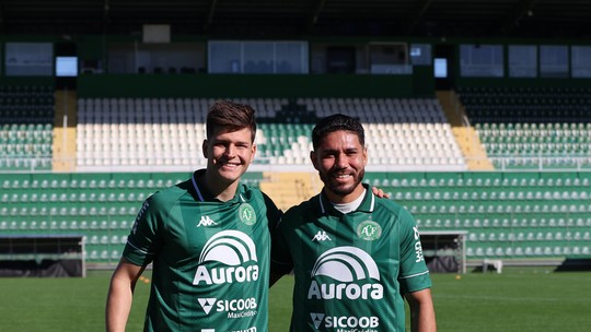Chapecoense apresenta os atacantes Perotti e Neto Pessoa