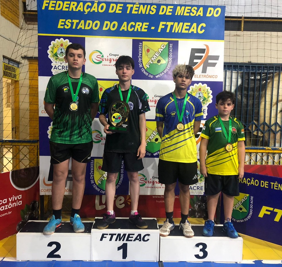 Pódio da categoria Infantil Masculino na 6ª e última etapa do Acreano de Tênis de Mesa 2025 — Foto: Divulgação/FTMEAC