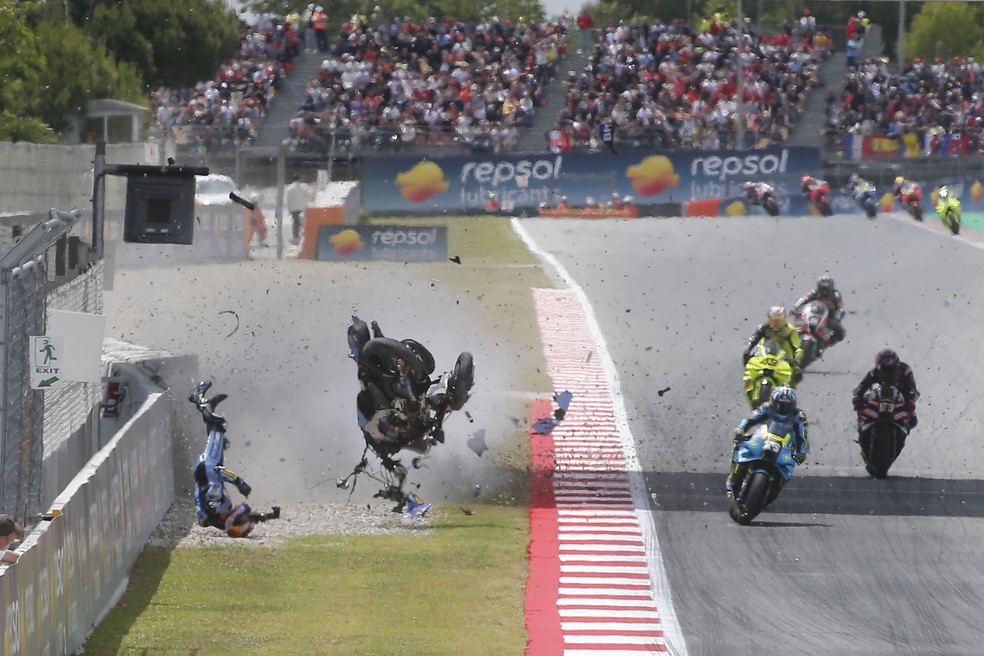 Acidente de Álex Márquez no GP da Catalunha de MotoGP — Foto: Gold & Goose Photography/Getty Images