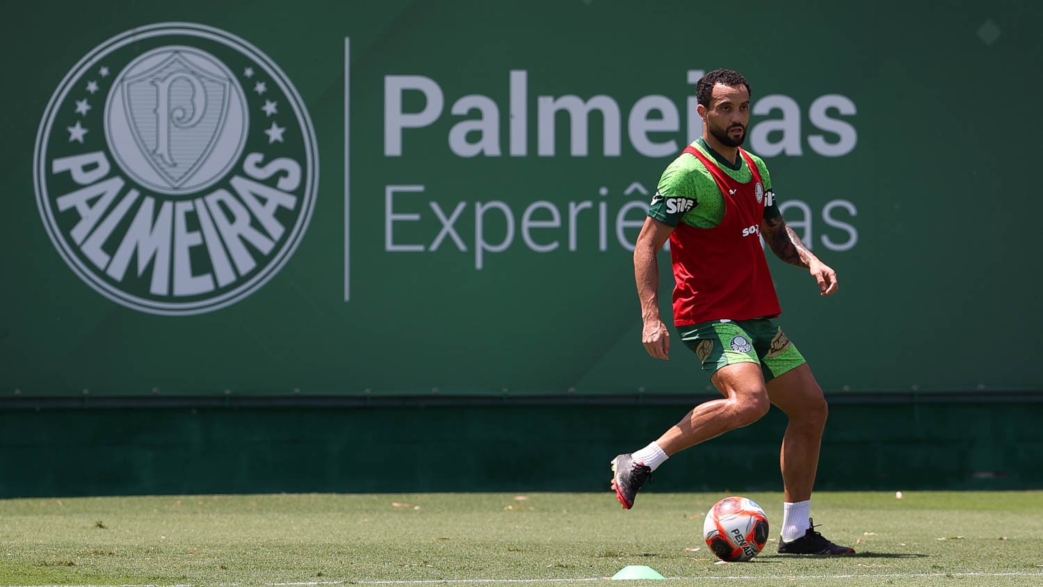 Felipe Anderson treina com elenco do Palmeiras rumo a reforço oficial