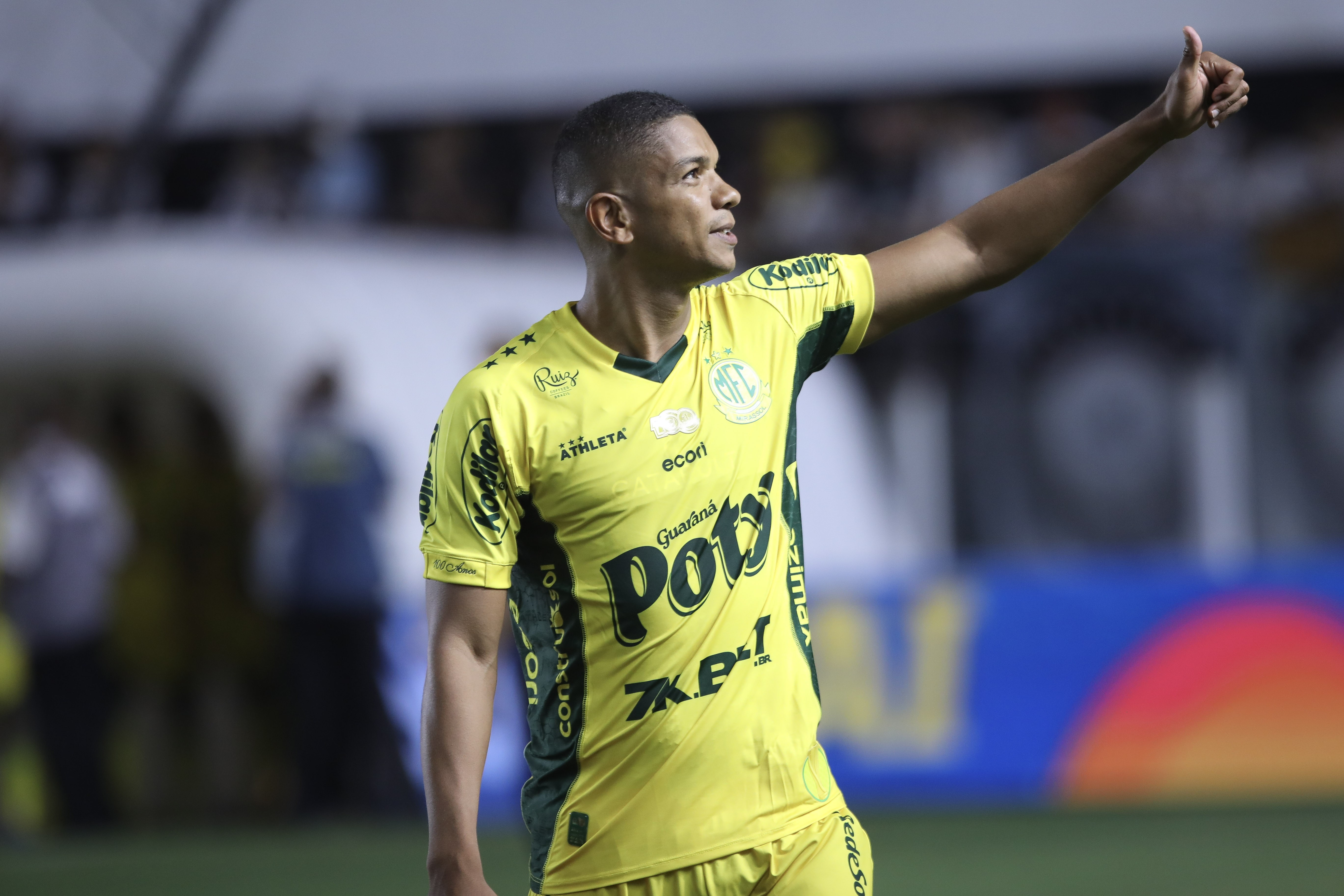 Zagueiro David Braz encerra contrato e se torna agente livre no mercado