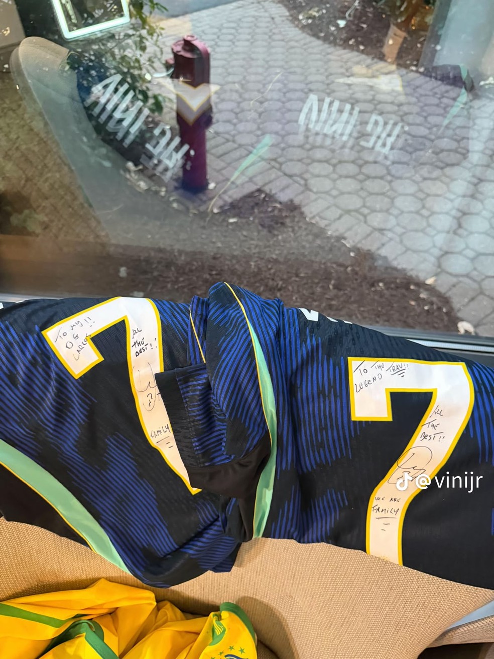 Camisas autografadas por Vini Jr