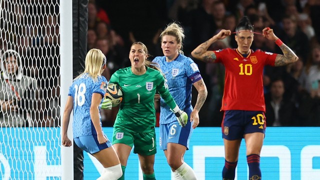Mary Earps comemora com Chloe Kelly and Millie Bright após defender pênalti de Jennifer Hermoso