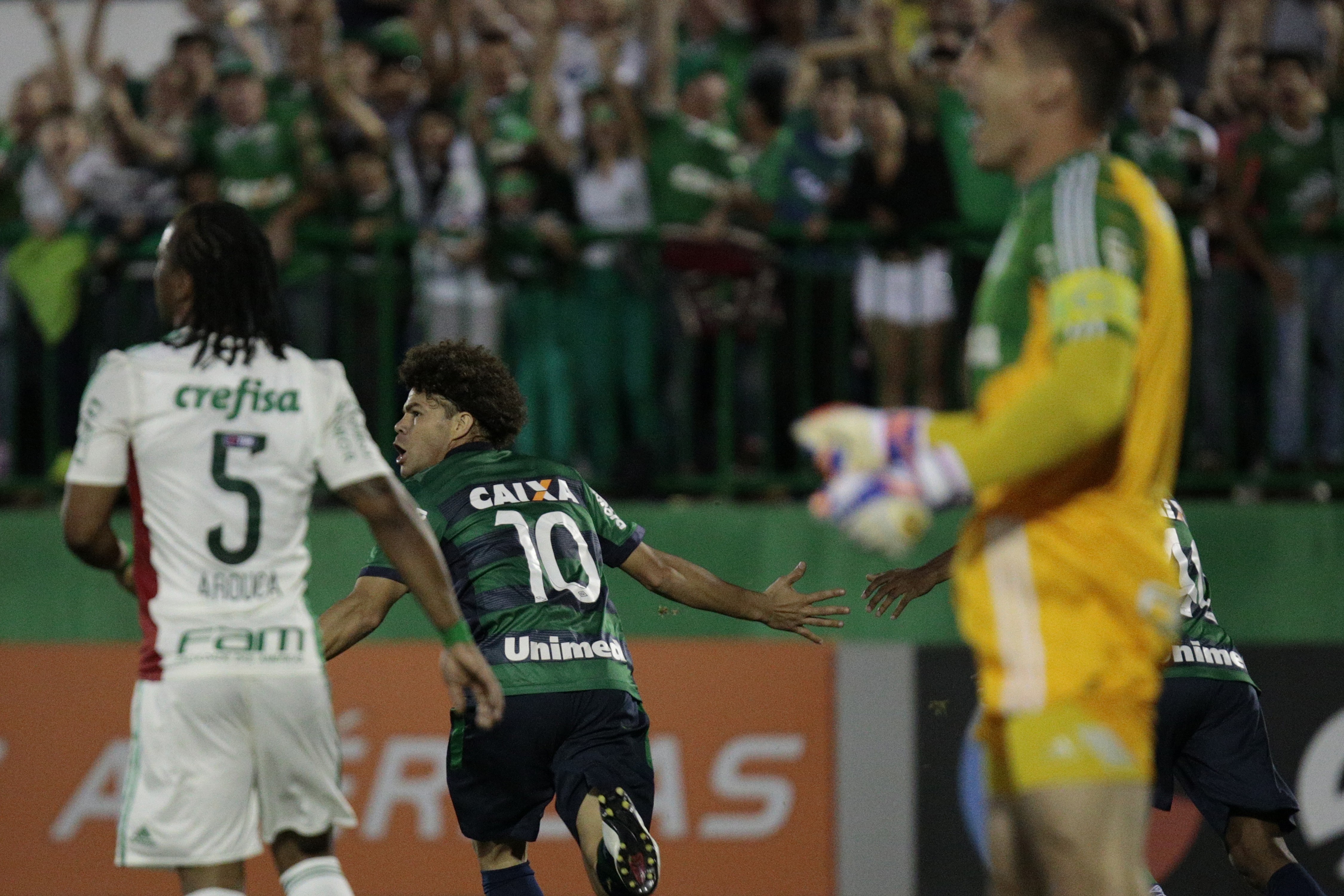 Palmeiras enfrenta crise histórica ao sofrer derrota por 4 a 0 pela primeira vez em anos
