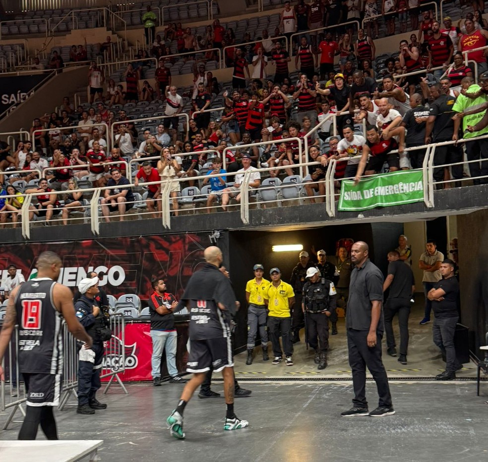 Marquinhos deixa a quadra após ser expulso contra o Flamengo, pelo Super 8