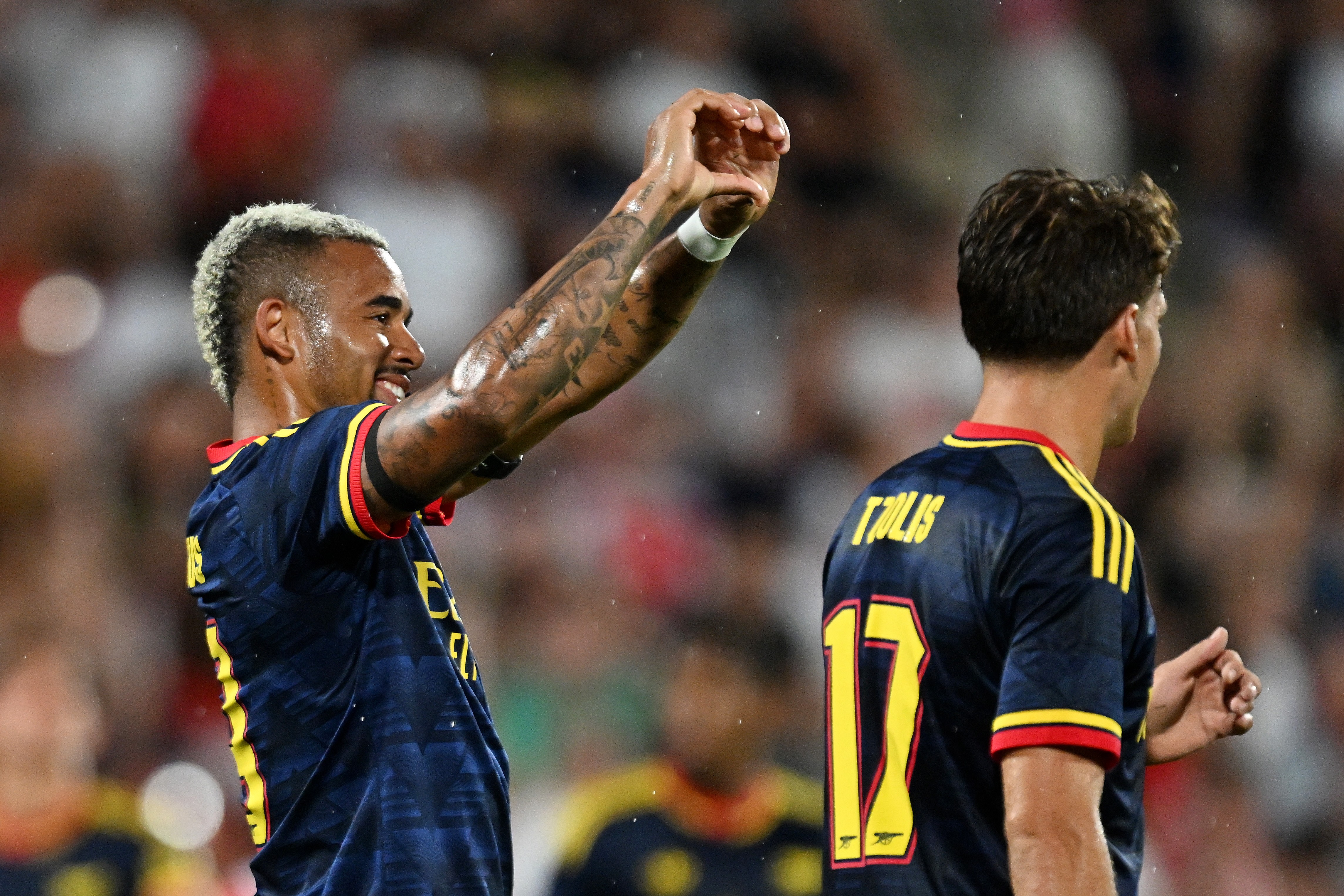 Arsenal bate Girona com gol de Gabriel Jesus, e estreante marca