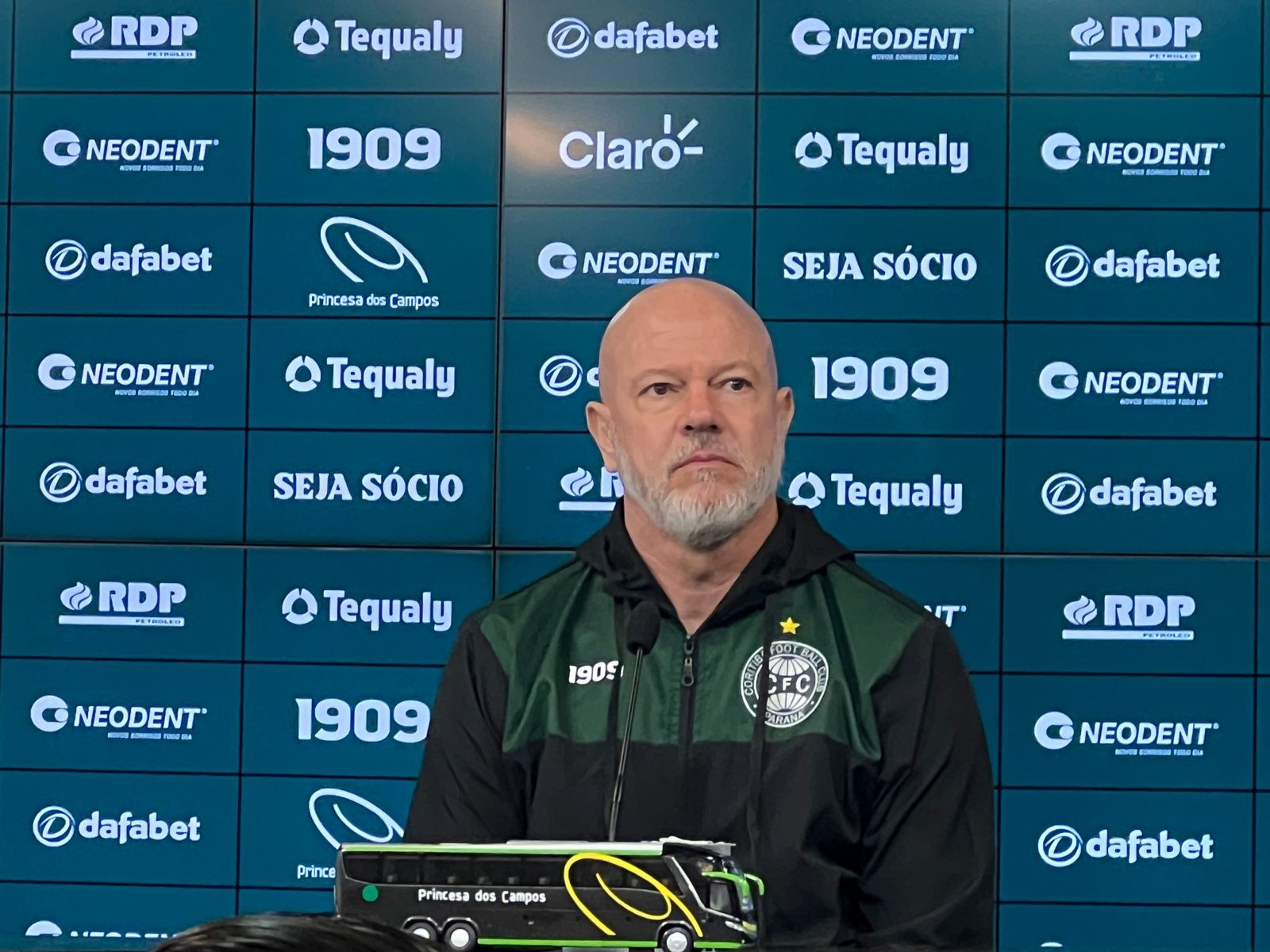 Zago responde se pensa em sair do Coritiba após nova derrota: 