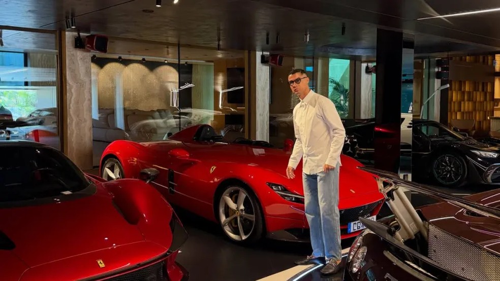 Cristiano e seu Ferrari Monza SP1 em publicação nas redes sociais — Foto: Reprodução Instagram