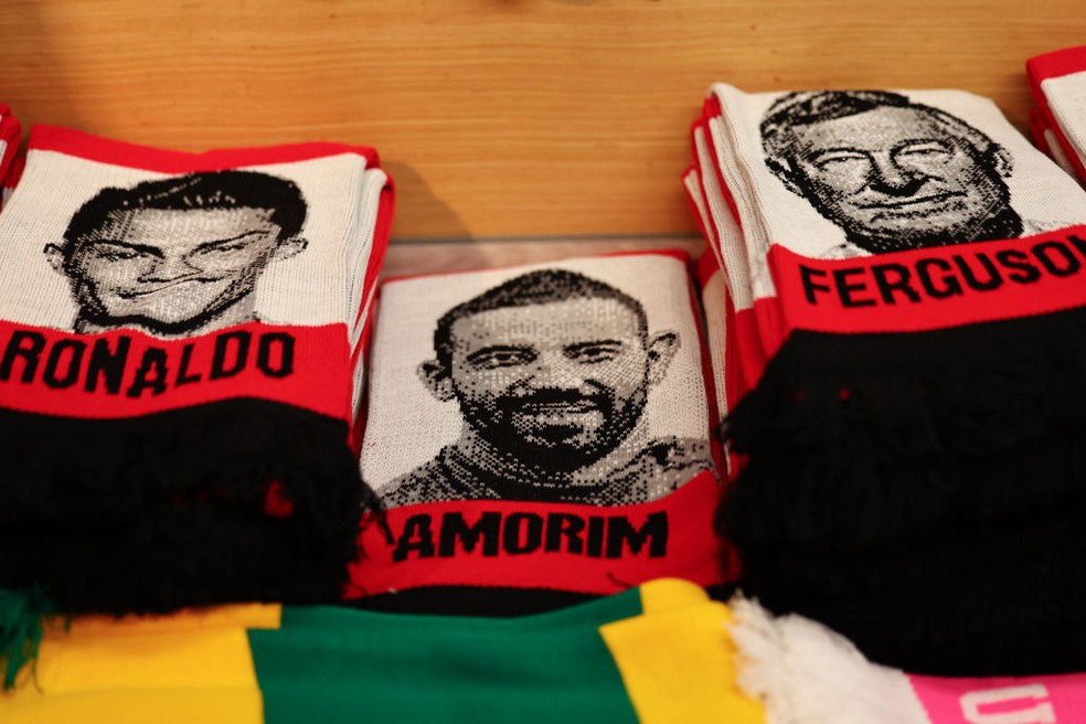 Rúben Amorim ganha homenagem em cachecol do Manchester United ao lado de lendas como Ferguson e Cristiano Ronaldo — Foto: Getty Images