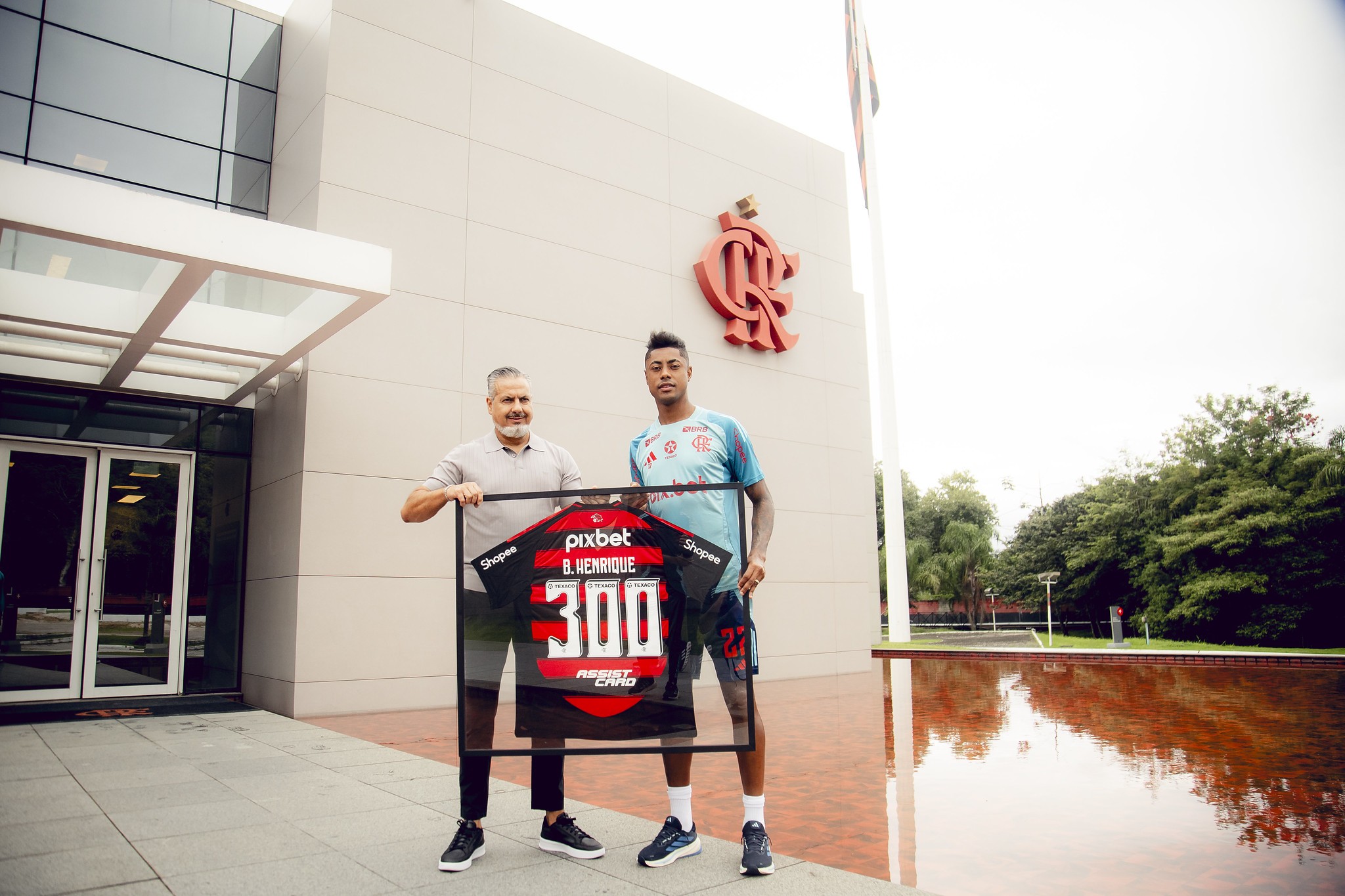 Bruno Henrique e Luiz Araújo recebem homenagens no Ninho do Urubu