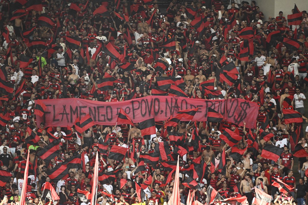 Faixa em protesto da torcida pelos preços: "Flamengo do Povo. Não de Pouco$" — Foto: André Durão