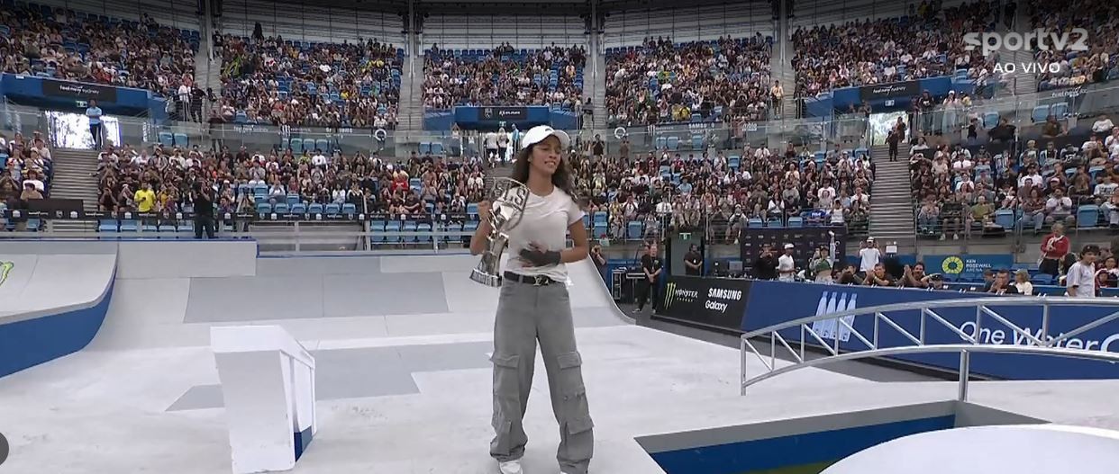 Rayssa Leal abre a temporada com o título da SLS Sydney; Giovanni Viana ...