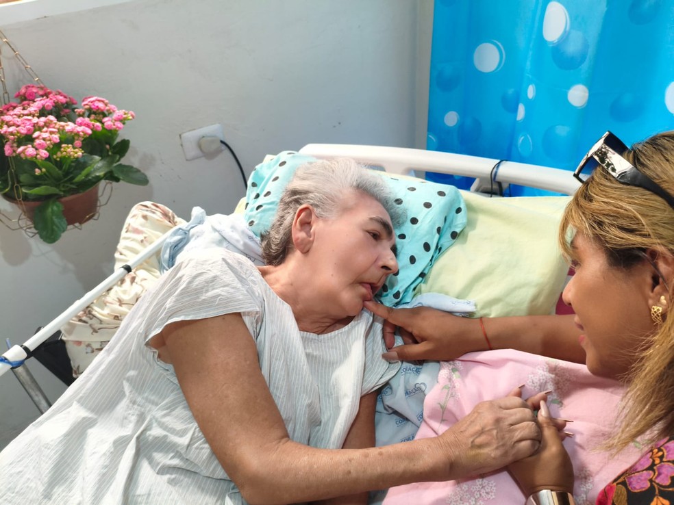 Naira Jana, policial militar de 45 anos, ao lado da mãe  Foto: Arquivo Pessoal