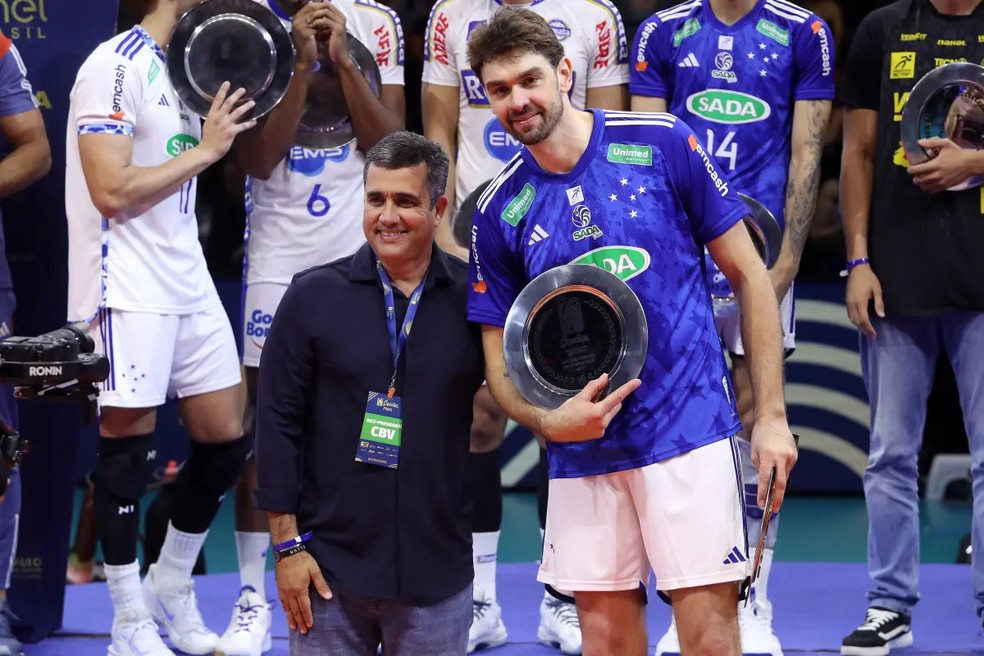 Lucão recebe prêmio da temporada 2024/25 da Superliga masculina — Foto: Wander Roberto/Inovafoto/CBV