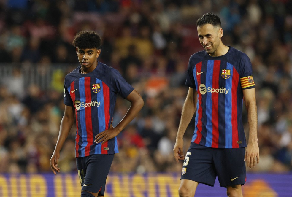 Lamine Yamal, de 15 anos, se torna o jogador mais jovem a estrear pelo  Barcelona