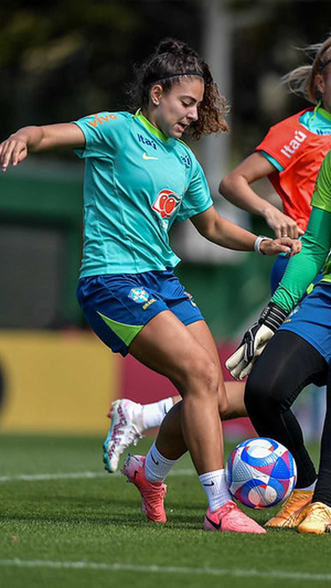 Escolinha do PSG abre primeira turma de futebol feminino no Brasil, Dona  do Campinho