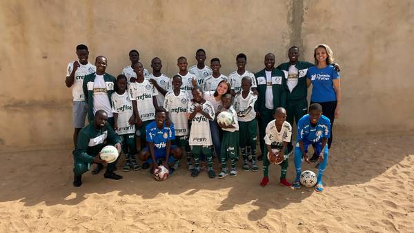 Palmeiras doa uniformes e artigos esportivos para projeto social no Senegal