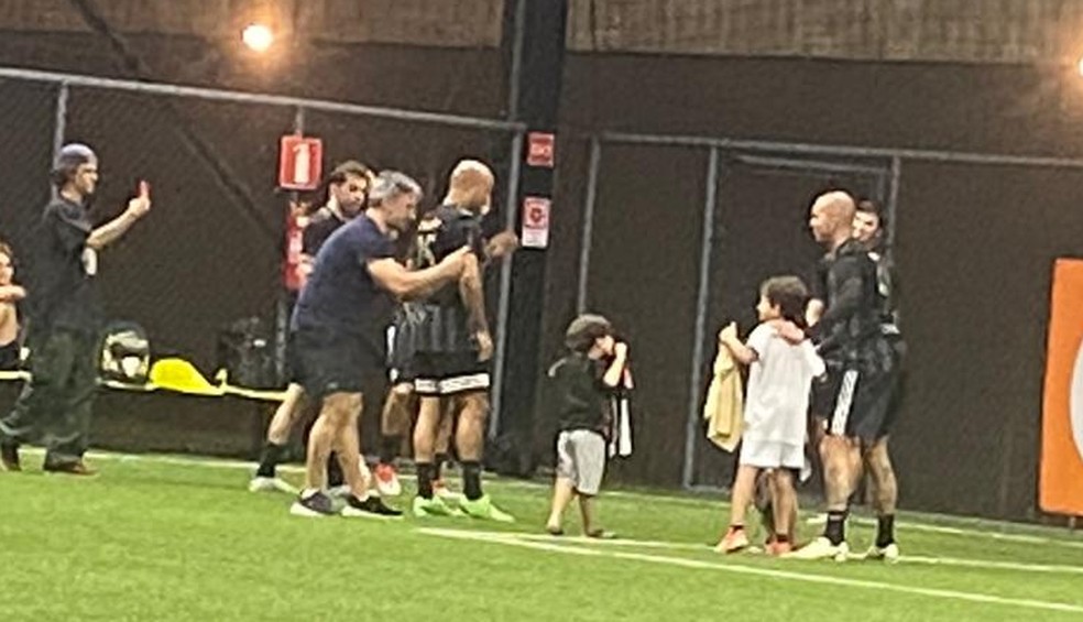 Crianças pedindo fotos e autógrafos — Foto: Laura Rezende/TV Globo