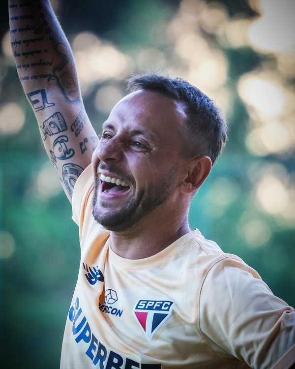 Rafinha: futuro incerto marca último semestre da carreira do campeão.