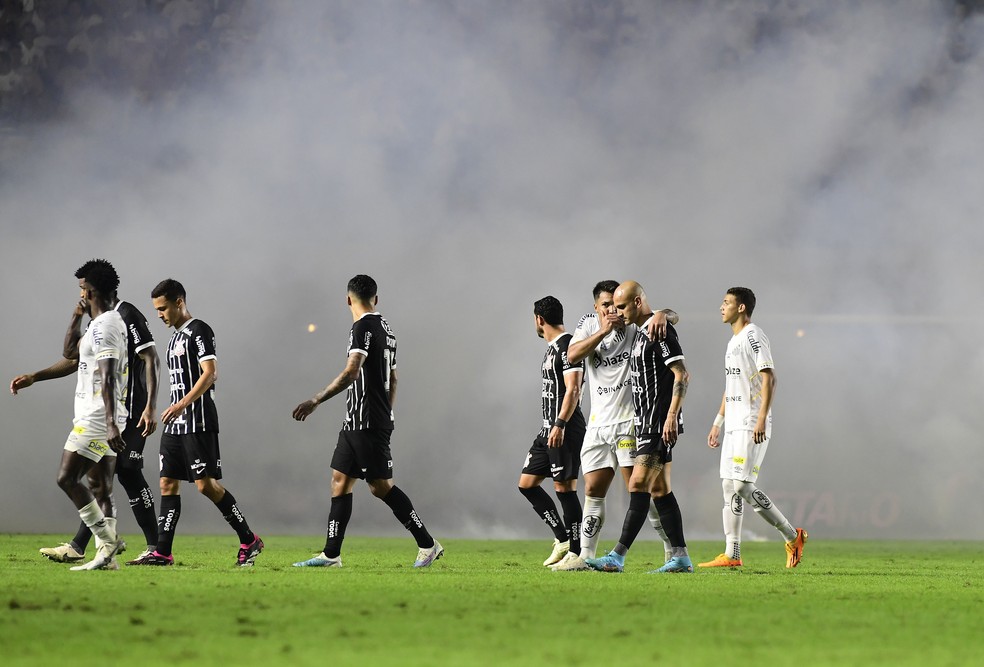 Confusão encerrou Santos x Corinthians na Vila Belmiro — Foto: Marcos Ribolli