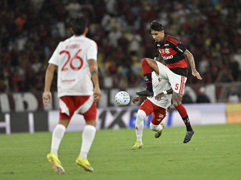 Pulgar foi um dos que mais correu em Flamengo e Internacional — Foto: André Durão