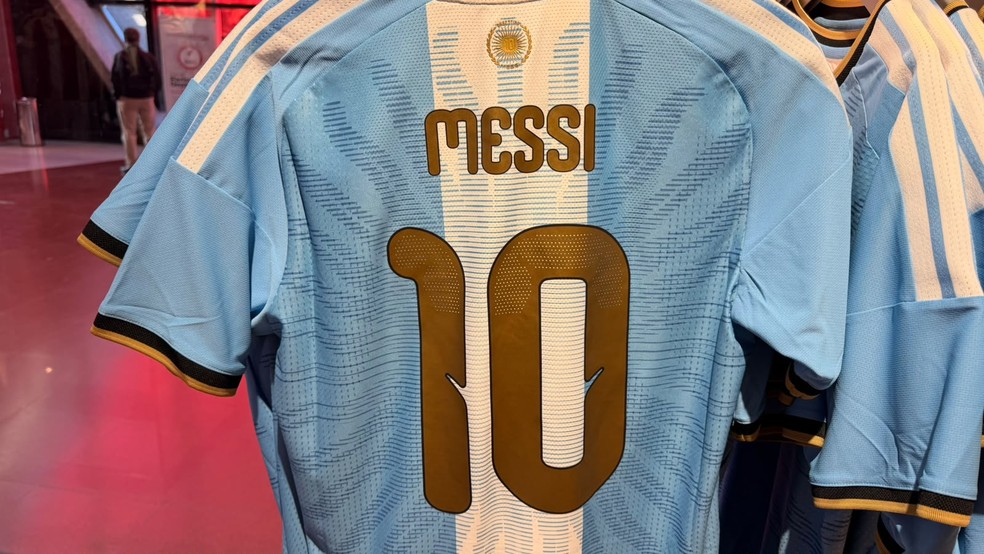 Camisa da despedida do Messi — Foto: Gustavo Garcia