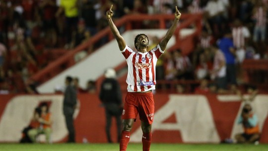 Náutico se aproxima da renovação de Bruno Mezenga para 2025 - Foto: (Marlon Costa/Pernambuco Press)