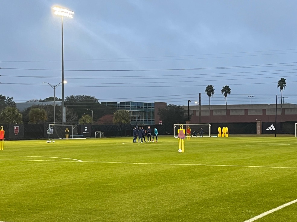 Filipe Luís conversa com comissão antes de treino do Flamengo nos EUA — Foto: Emanuelle Ribeiro