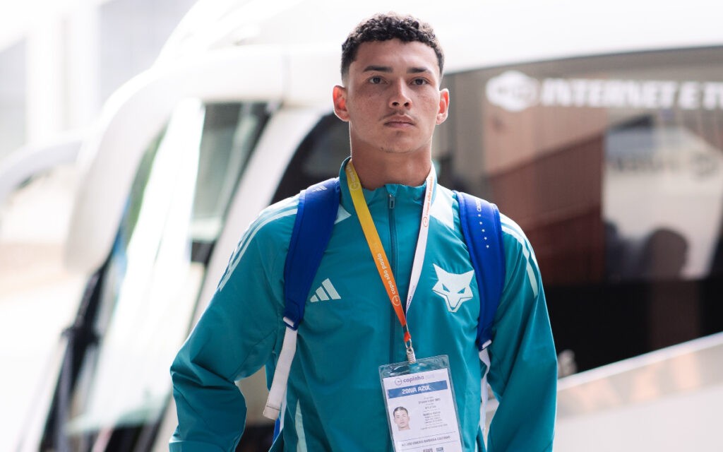 Quem é o jovem do Cruzeiro que pode ser acionado por risco de Artur Jorge ter só dois zagueiros contra o Vasco