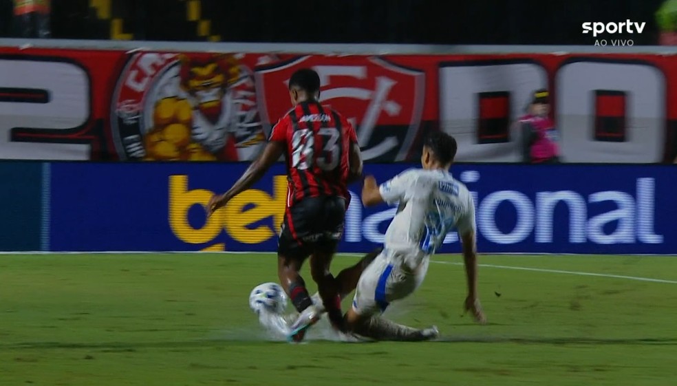 Jamerson sofre falta dura em Vitória x Cruzeiro — Foto: Reprodução / Premiere