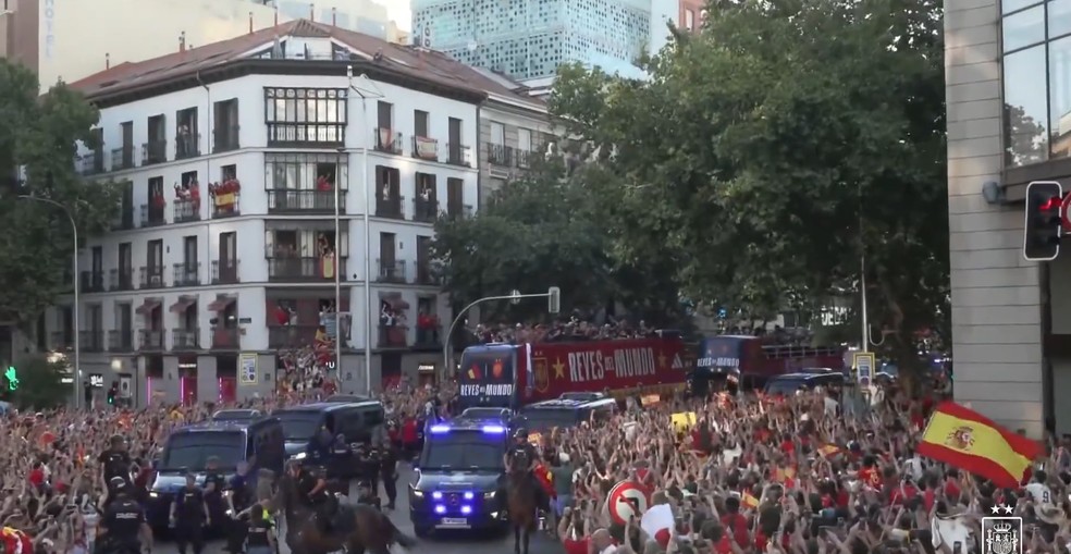 Espanha é recebida por multidão nas ruas de Madri — Foto: Repdrodução