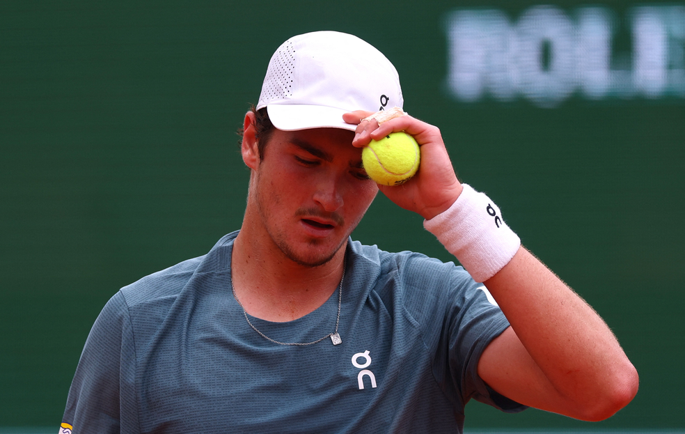 João Fonseca contra Zverev, em Monte Carlo — Foto: REUTERS/Manon Cruz