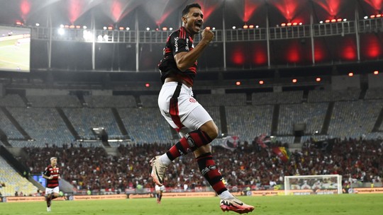 Danilo, do Flamengo, elogia Ancelotti e critica momento do futebol brasileiro: "Vergonhoso" - Zagueiro está na primeira lista larga do treinador italiano na Seleção Brasileira, mas pediu blindagem aos jogadores em momento delicado