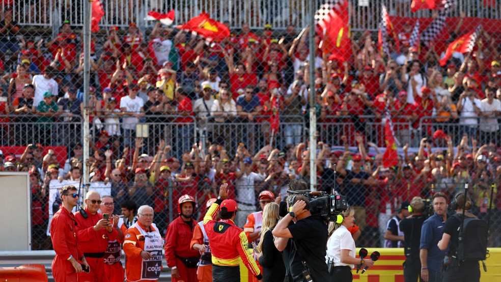 Carlos Sainz, pole position do GP da Itália de F1 em 2023, acena para a torcida da Ferrari no Autódromo de Monza — Foto: Bryn Lennon - Formula 1/Formula 1 via Getty Images