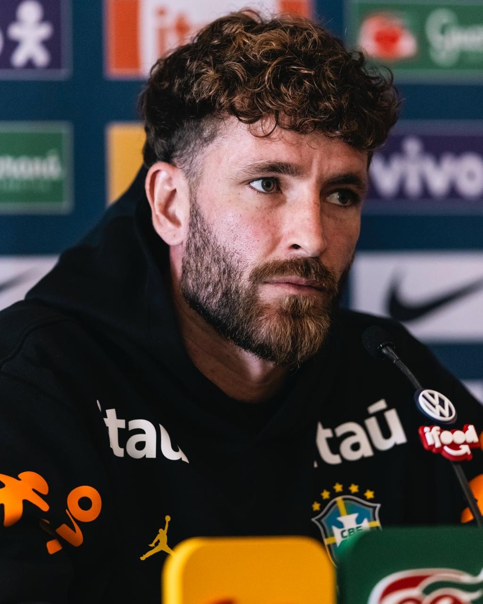 Léo Pereira fala em entrevista coletiva — Foto: Leo Sguaçabia