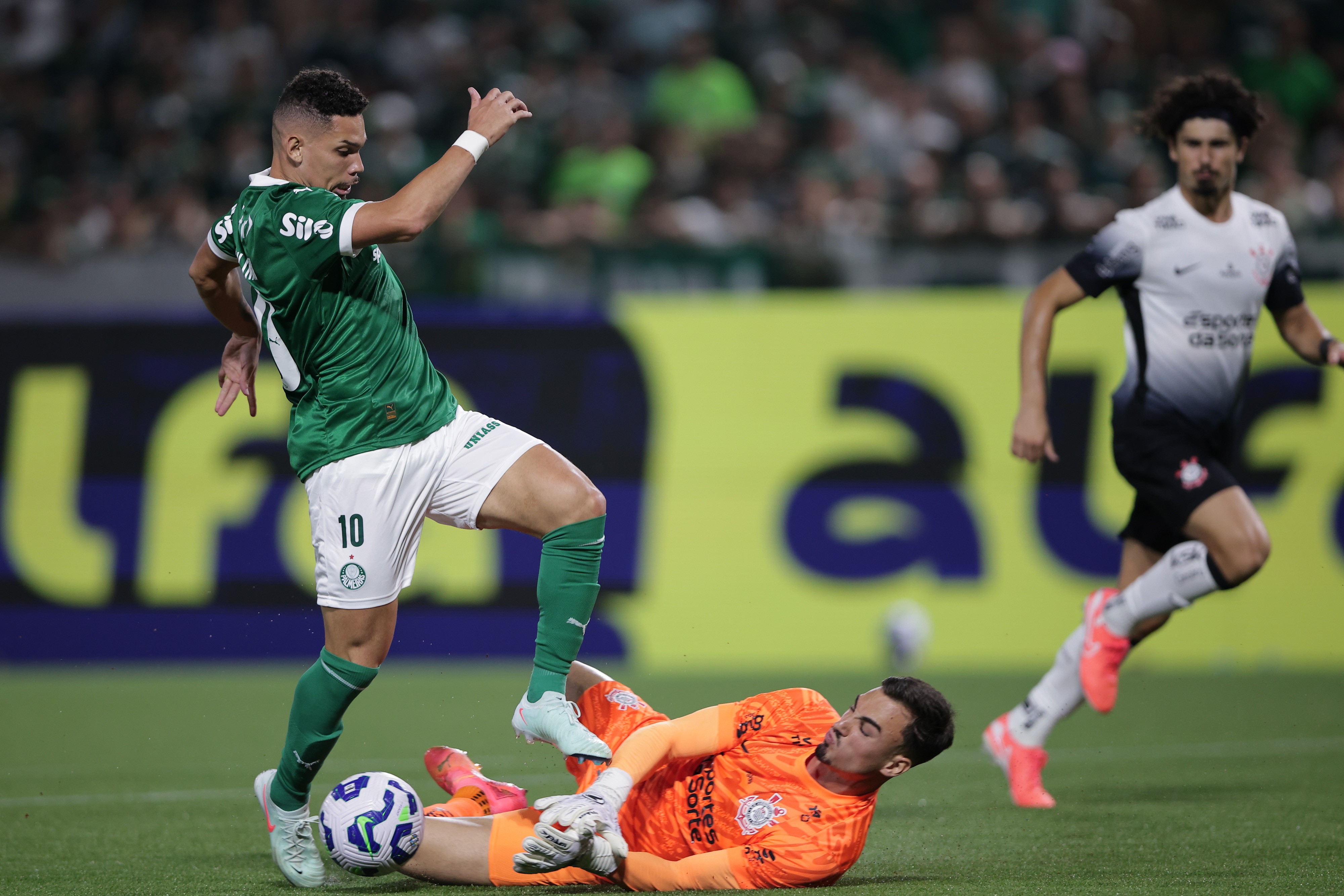 MAL! Matheus Donelli tem média de gols sofridos pior que a de Hugo Souza