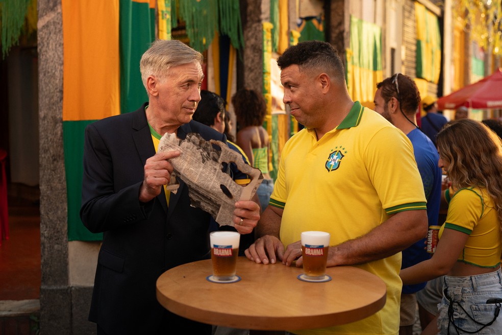 Ronaldo e Ancelotti no bar com a cervejaria que os patrocina — Foto: Divulgação Brahma