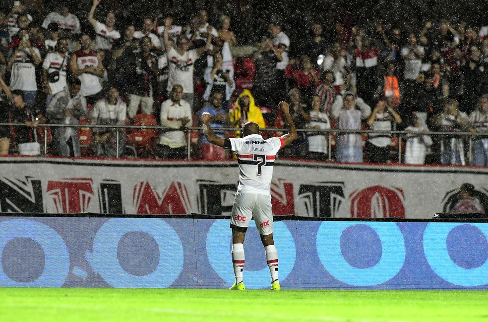 Lucas comemora gol em São Paulo x Santo André — Foto: Marcos Ribolli