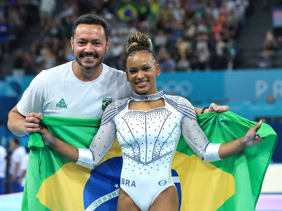 Rebeca Andrade comemora a medalha de prata com o técnico Chico Porath — Foto: Ricardo Bufolin/CBG