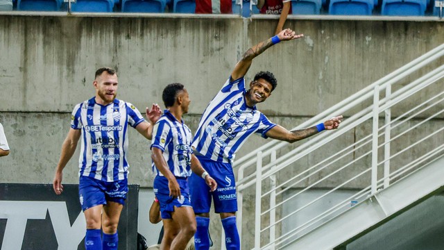 Tiago Marques comemora gol na Arena das Dunas