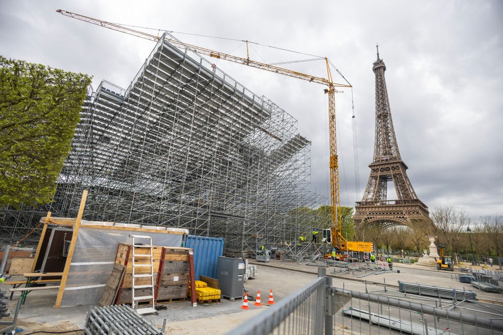 Instalação temporária aos pés da Torre Eiffel vai abrigar o vôlei de praia em Paris 2024 — Foto: Tim Clayton/Corbis via Getty Images