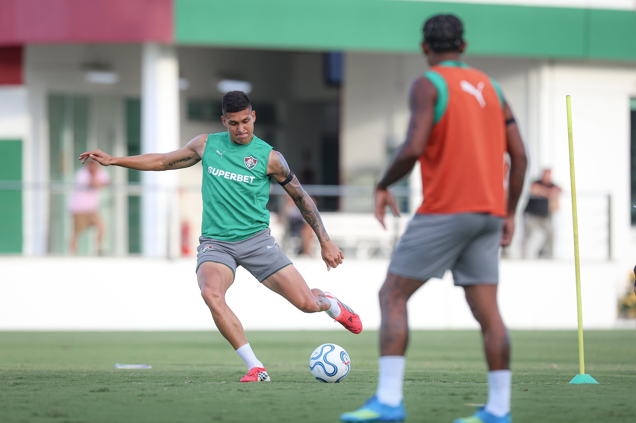 Millán, zagueiro de R$ 25,5 milhões, ainda não estreou pelo Fluminense após 40 dias no clube