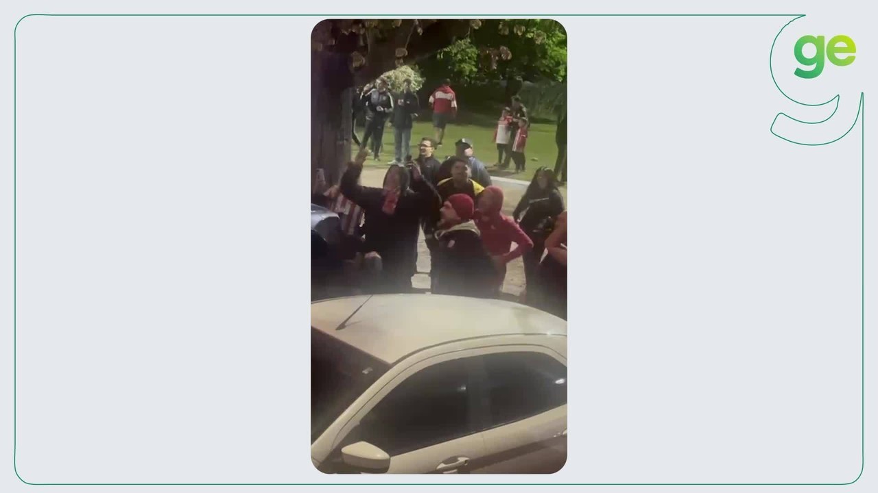 Danilo reage a gestos racistas de 
torcedores do Estudiantes para 
ônibus do Flamengo: 